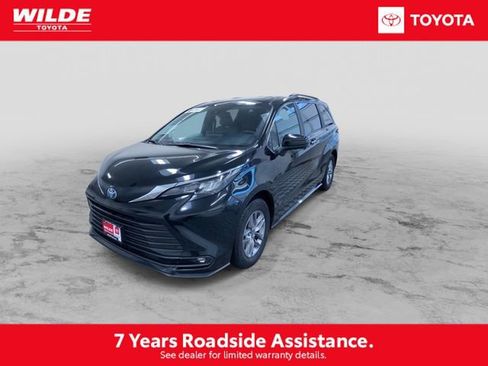 Certified 2025 Toyota Sienna XLE image 5