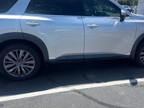 Used 2022 Nissan Pathfinder SL w/ SL Premium Package FWD image 12