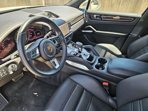 Certified 2023 Porsche Cayenne Turbo S AWD/4WD image 4