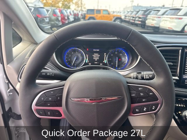 Certified 2024 Chrysler Pacifica Touring-L FWD image 14