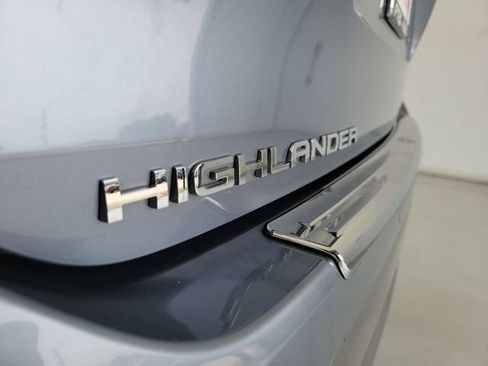 Used 2023 Toyota Highlander Platinum FWD image 9