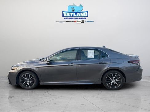 Used 2023 Toyota Camry SE image 2