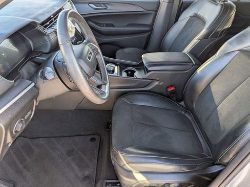 Used 2024 Jeep Grand Cherokee Altitude image 12