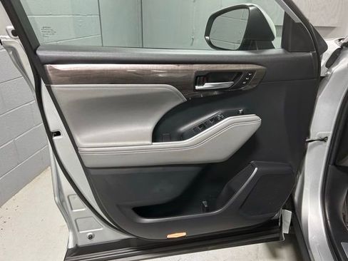 Used 2021 Toyota Highlander Limited image 5
