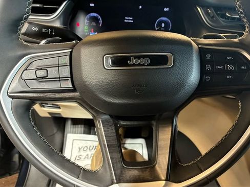 Used 2023 Jeep Grand Cherokee Limited w/ Luxury Tech Group II AWD/4WD image 18