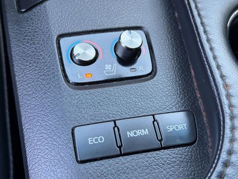 Used 2018 Toyota Avalon Limited image 25