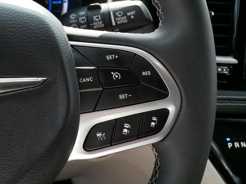 Used 2023 Chrysler Pacifica Touring-L FWD image 25