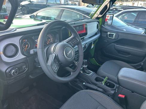 Used 2025 Jeep Gladiator Sport image 12