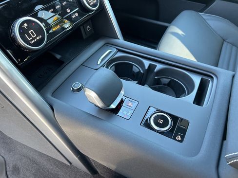 New 2025 Land Rover Discovery Dynamic SE image 13