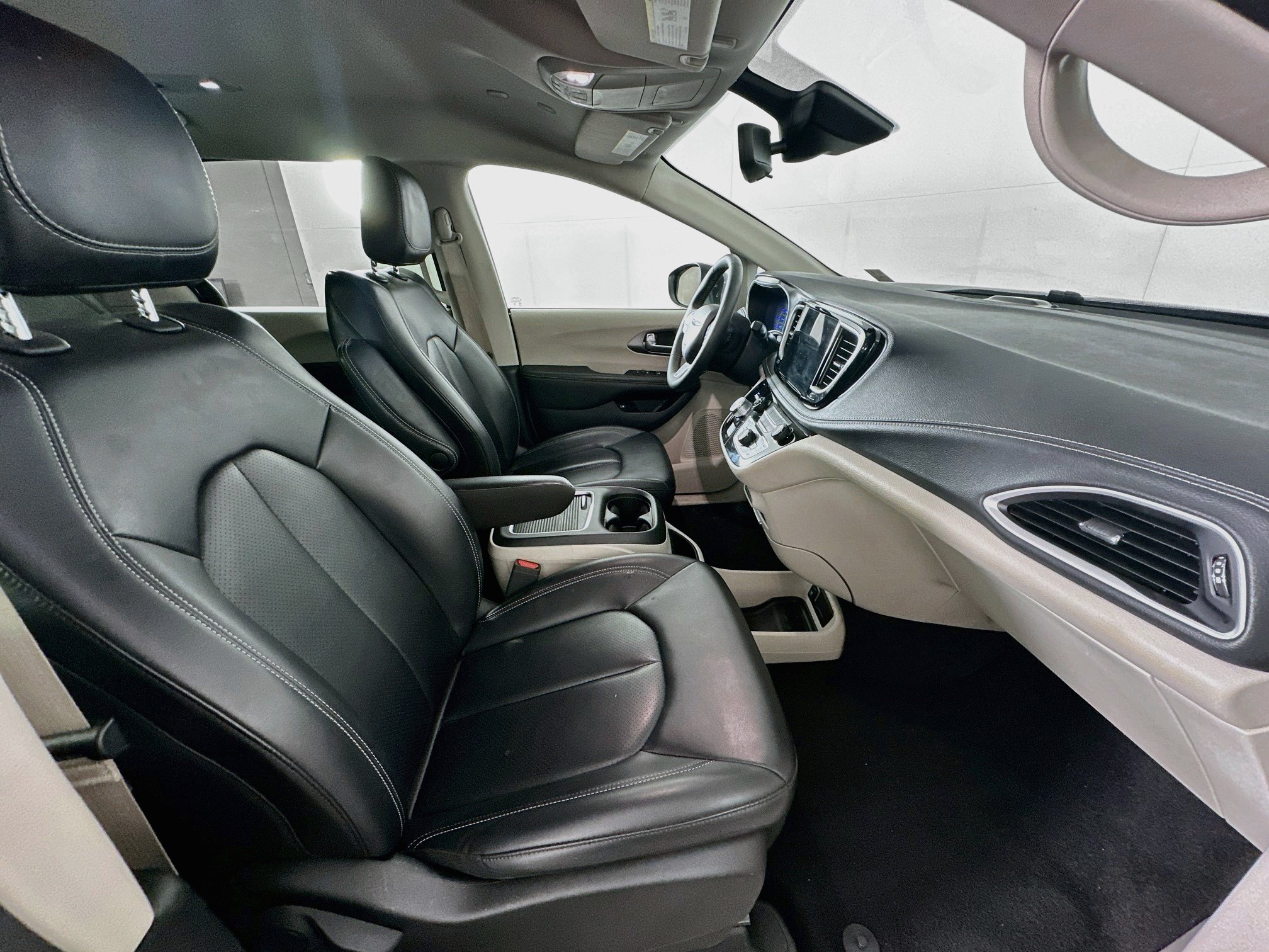 Used 2023 Chrysler Pacifica Touring-L FWD image 31