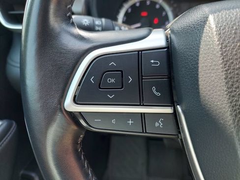 Used 2023 Toyota Highlander LE AWD/4WD image 37