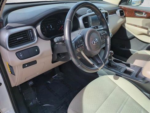 Used 2017 Kia Sorento LX w/ LX Convenience Package image 8