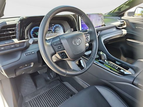 Used 2025 Toyota Crown Limited image 9