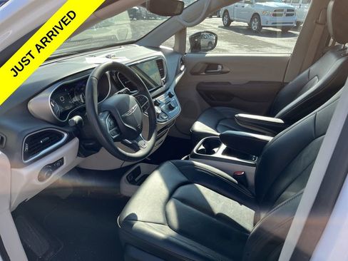 Used 2024 Chrysler Pacifica Touring-L image 2
