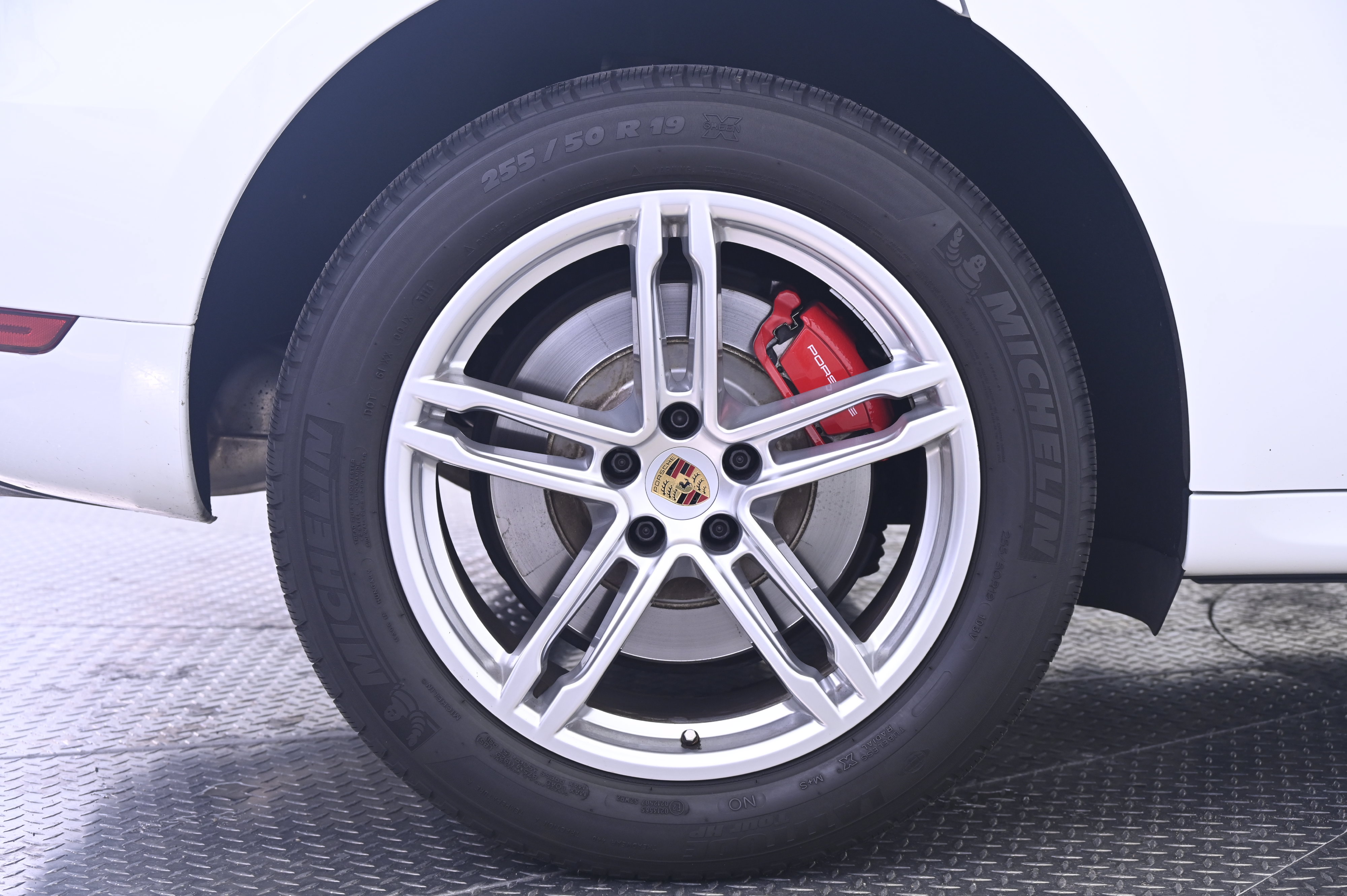 Used 2015 Porsche Macan Turbo AWD/4WD image 13