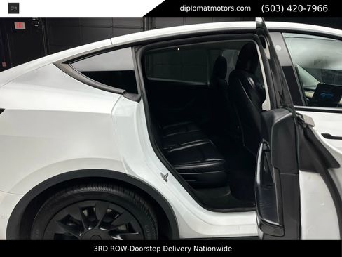 Used 2022 Tesla Model Y Long Range image 17