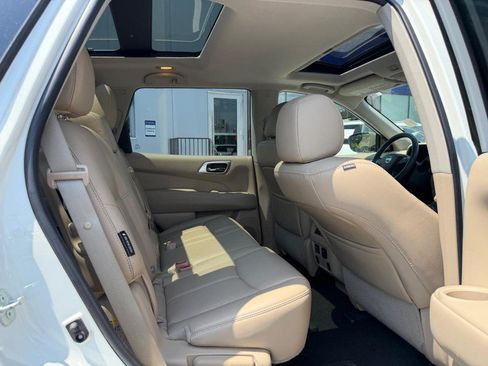 Used 2018 Nissan Pathfinder Platinum FWD image 11
