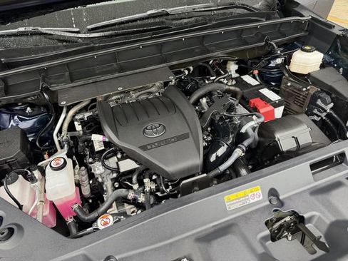Certified 2025 Toyota Highlander LE image 25