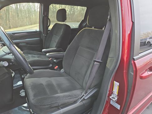 Used 2017 Dodge Grand Caravan SE image 12