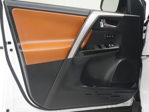 Used 2018 Toyota RAV4 Limited FWD image 13