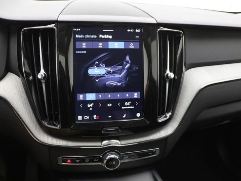 Used 2025 Volvo XC60 B5 Plus image 23