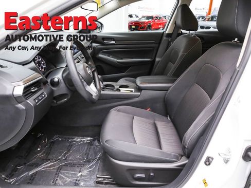 Used 2025 Nissan Altima 2.5 SV FWD image 14