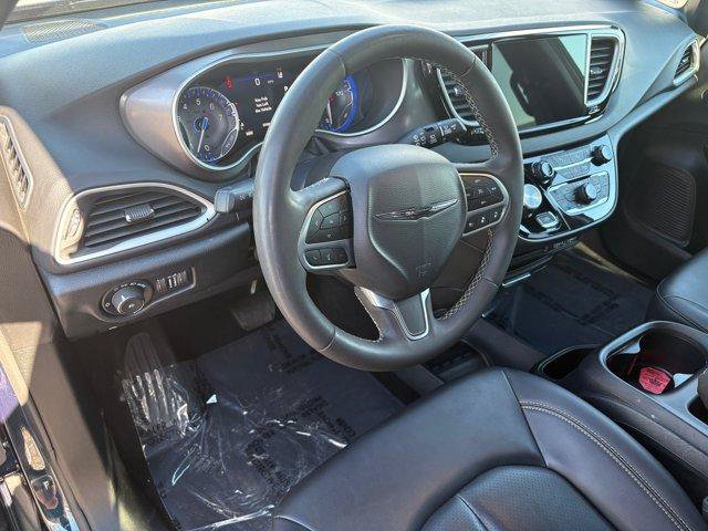 Used 2025 Chrysler Pacifica Select FWD image 15