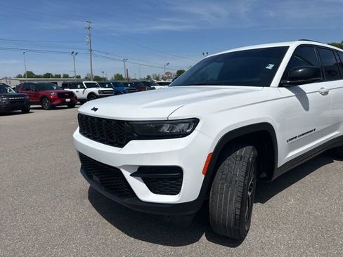 Used 2025 Jeep Grand Cherokee Altitude image 32