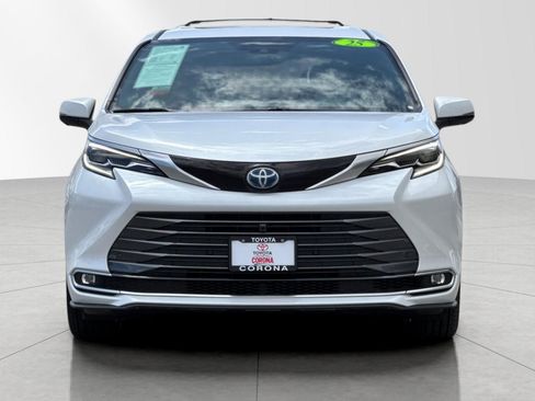 Used 2025 Toyota Sienna Platinum FWD image 10