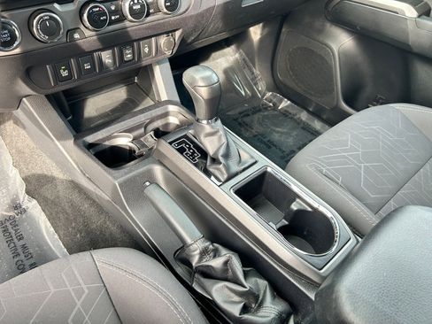 Used 2017 Toyota Tacoma TRD Off-Road w/ Premium & Technology Package image 18