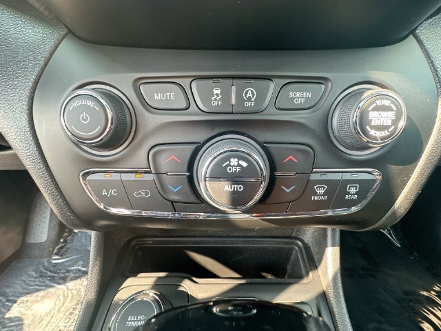 Used 2020 Jeep Cherokee Latitude Plus AWD/4WD image 21