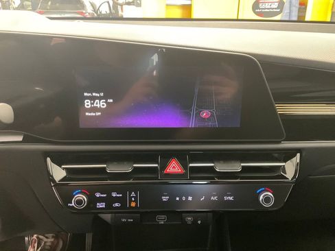 Certified 2025 Kia Niro EX image 15