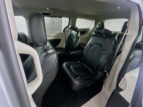 Used 2024 Chrysler Pacifica Touring-L image 27