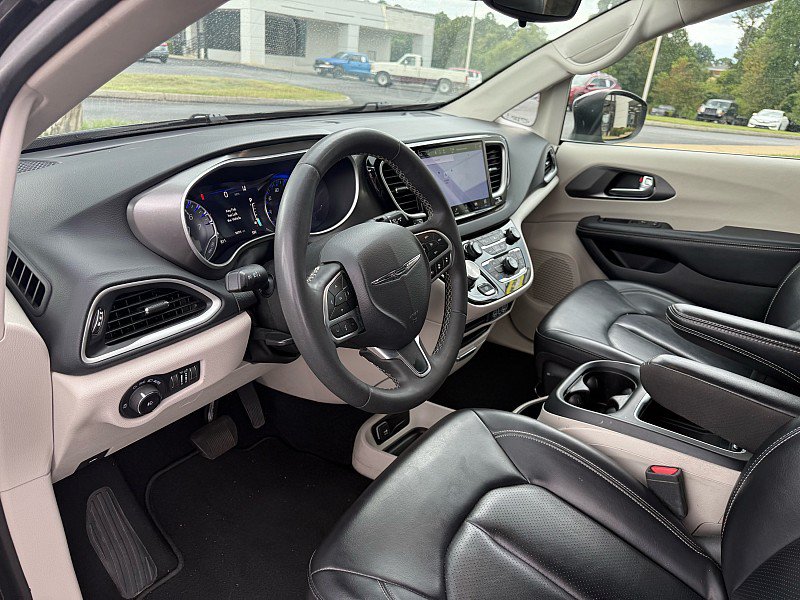 Used 2023 Chrysler Pacifica Touring-L FWD image 10