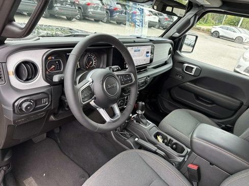 Used 2026 Jeep Wrangler Unlimited Sahara AWD/4WD image 11