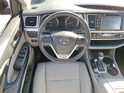 Used 2019 Toyota Highlander XLE image 12