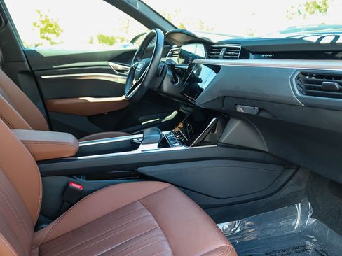 Certified 2024 Audi Q8 e-tron Premium Plus w/ Premium Plus Package AWD/4WD image 18