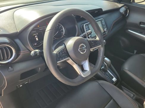 Used 2019 Nissan Kicks SR w/ SR Premium Package FWD image 17