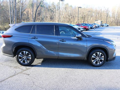 Used 2021 Toyota Highlander XLE image 9