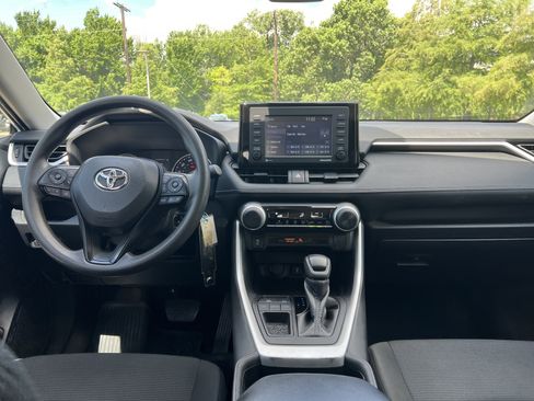 Used 2022 Toyota RAV4 LE FWD image 25
