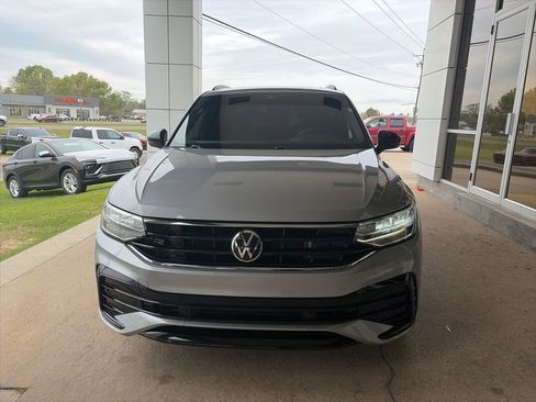 Used 2023 Volkswagen Tiguan SE R-Line image 3