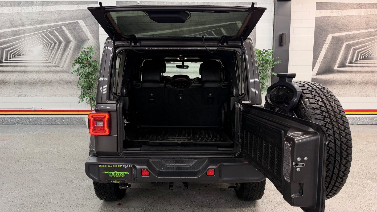 Used 2019 Jeep Wrangler Unlimited Sahara AWD/4WD image 10