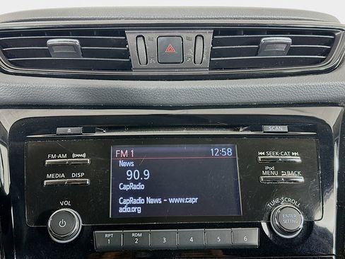 Used 2017 Nissan Rogue SV FWD image 19