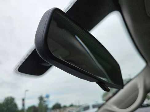 Used 2022 Chrysler Voyager LX FWD image 35