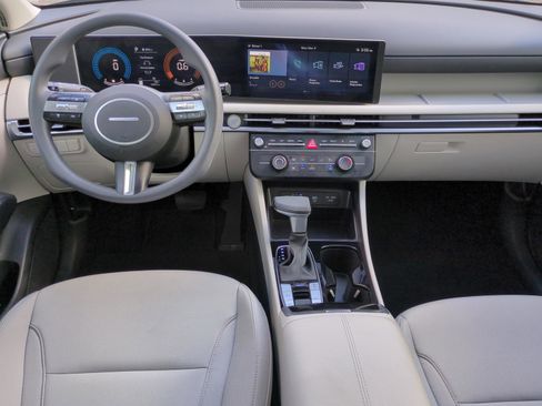 Certified 2025 Hyundai Tucson SE image 14