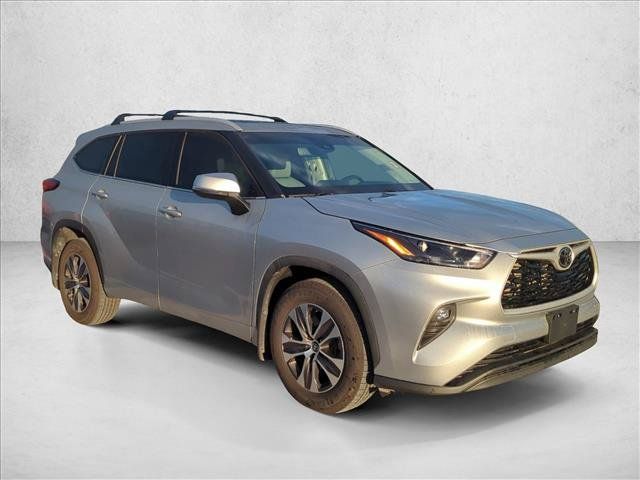 Used 2022 Toyota Highlander XLE AWD/4WD image 3
