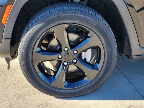 Used 2022 Jeep Grand Cherokee Altitude image 12