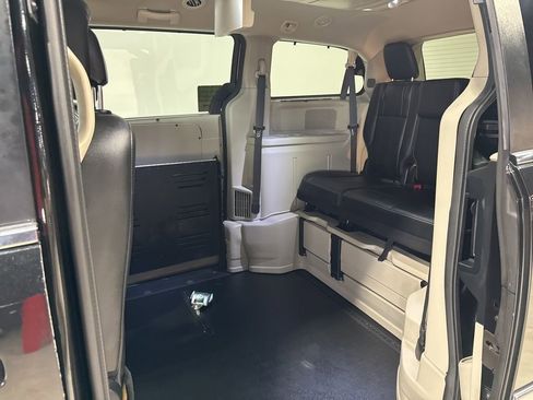 Used 2015 Chrysler Town & Country Touring FWD image 27