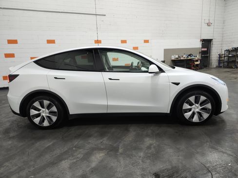 Used 2021 Tesla Model Y Long Range image 18