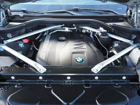 Used 2023 BMW X7 xDrive40i w/ M Sport Package image 8